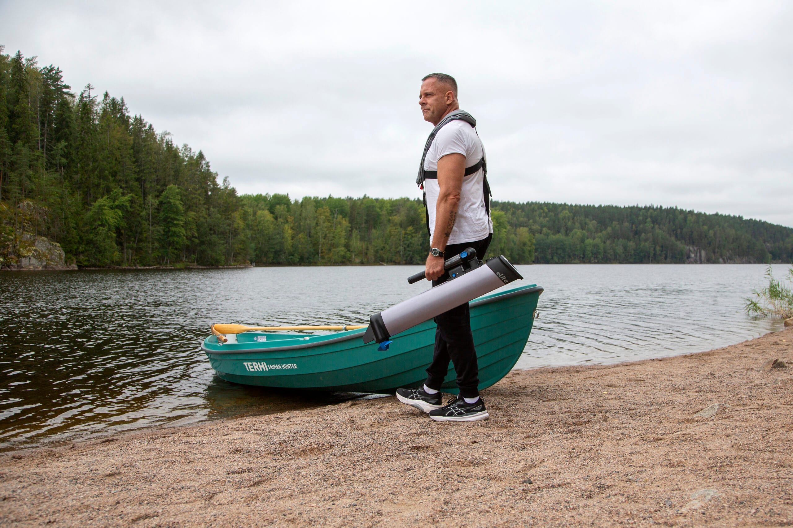 Kuvassa sähköperämottori ePropulsion, Terhi Saiman Hunter soutuvene ja Jari Saario